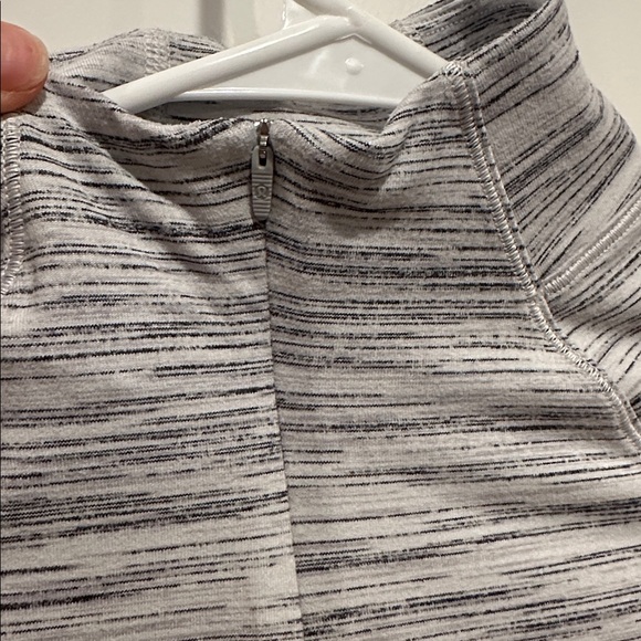 Lululemon Outrun the Elements 1/2 Zip size 6 - Picture 2 of 6